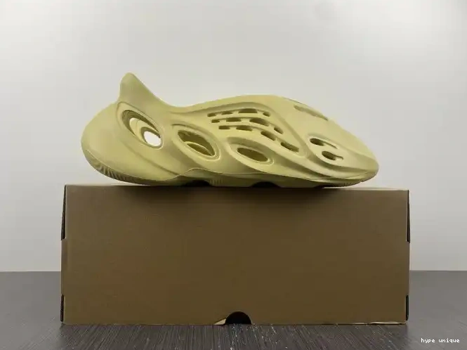hype RNNR Yeezy Adidas Foam Sulfur GV6775 0524
